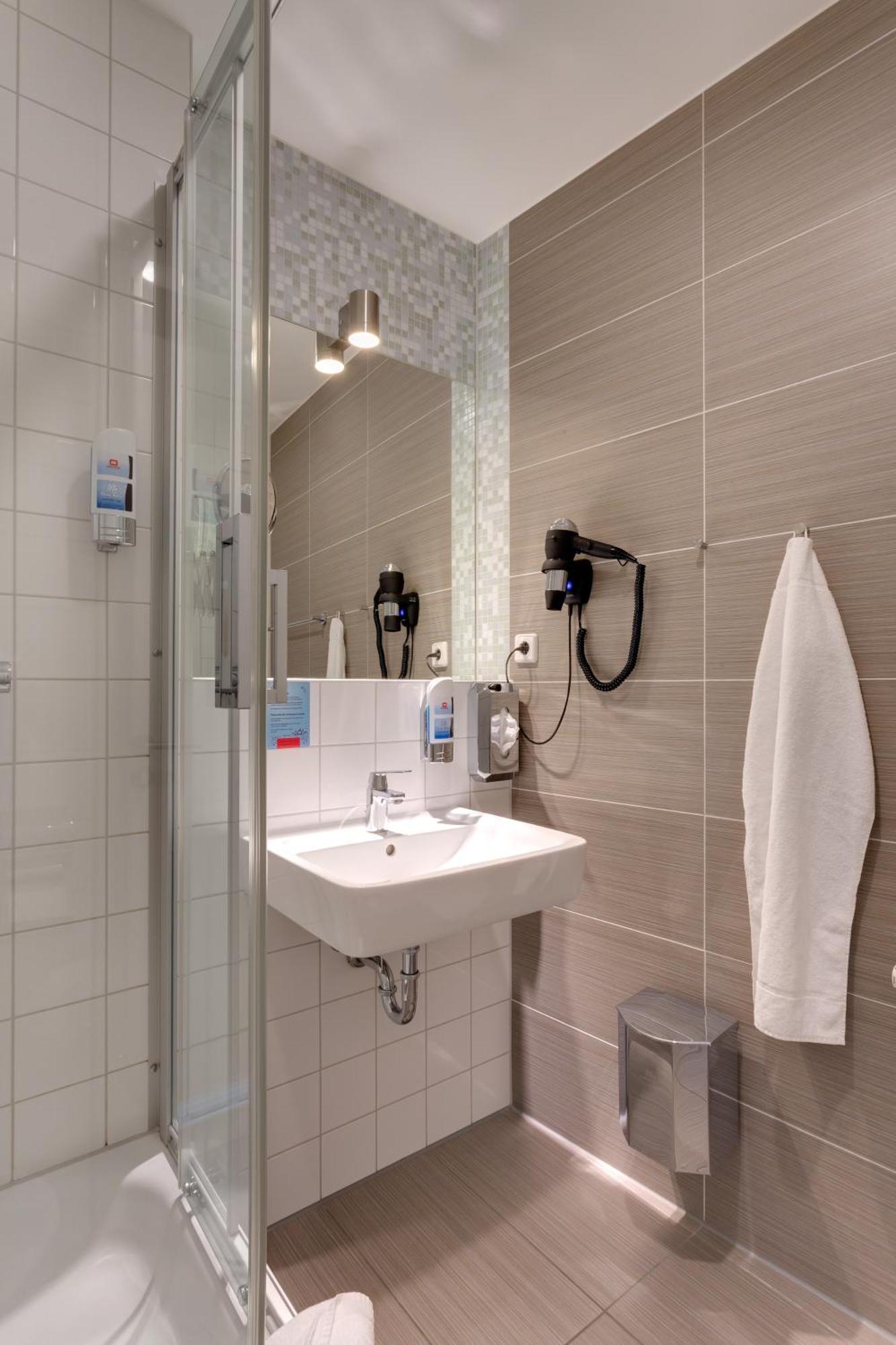 Meininger Hotel Berlin Alexanderplatz Habitación foto